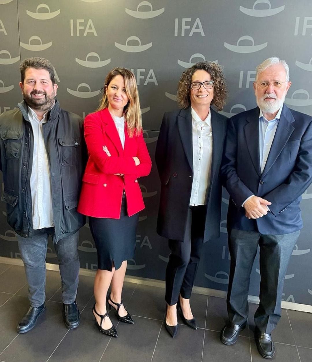 Beatriz Serrano junto con Esther Guilabert y los representantes del patronato de IFA