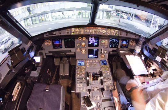 ATENCIÓN EDITORES: AMPLIACIÓN PIE DE FOTO CD8 DÜSSELDORF (ALEMANIA) 26/03/2015.- Fotografía facilitada hoy, jueves 26 de marzo de 2015, que muestra la cabina o &quot;cockpit&quot; del Airbus A320 siniestrado en los Alpes franceses, en el aeropuerto de Düserldorf, A