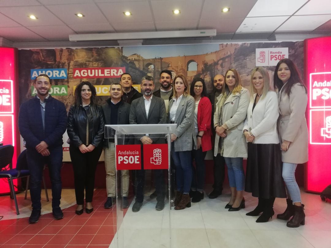 José Bernal junto a varios diputados provinciales y alcaldes de la comarca en la sede del PSOE de Ronda