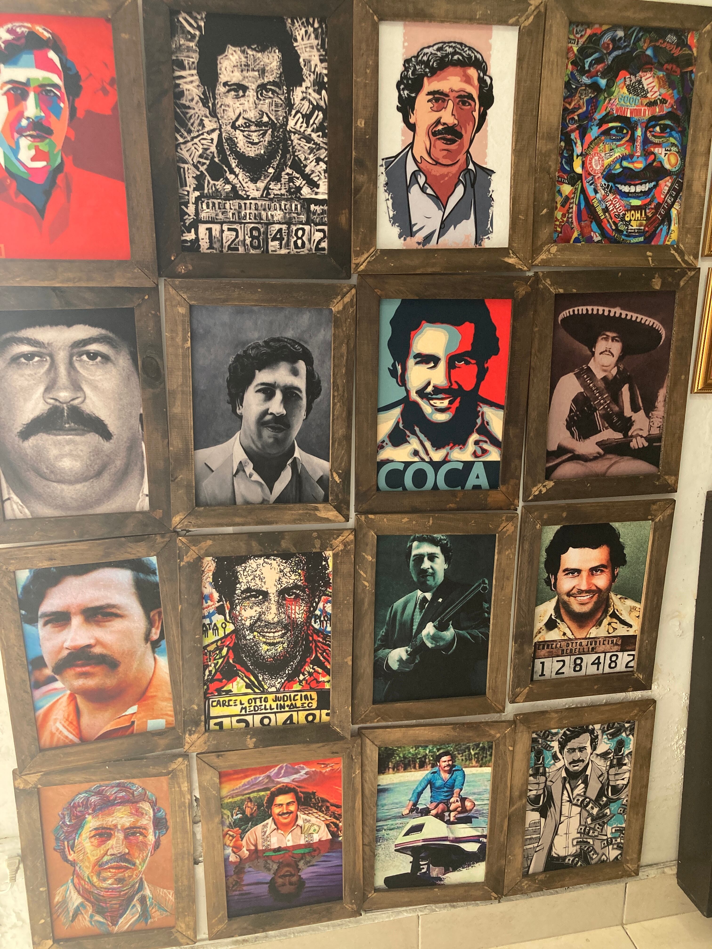 Imágenes de Pablo Escobar en el museo dedicado al jefe del Cártel de Medellín en el barrio que lleva su nombre. (Rafa Panadero / Medellín)