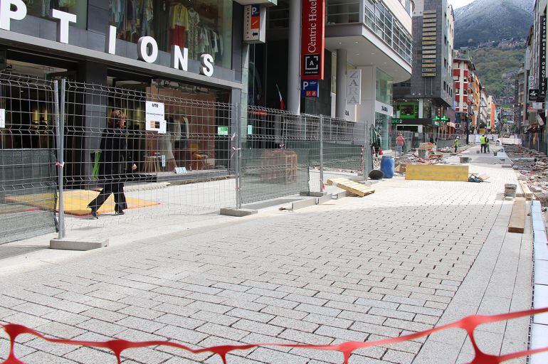 Tram de l'avinguda Meritxell entre la Rotonda i el carrer de la Unió en què les obres ja es troben força avançades.