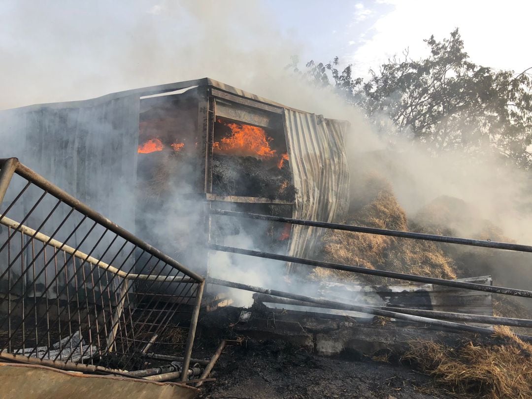 Almiar de paja ardiendo en la Hacienda La Albaida en Córdoba