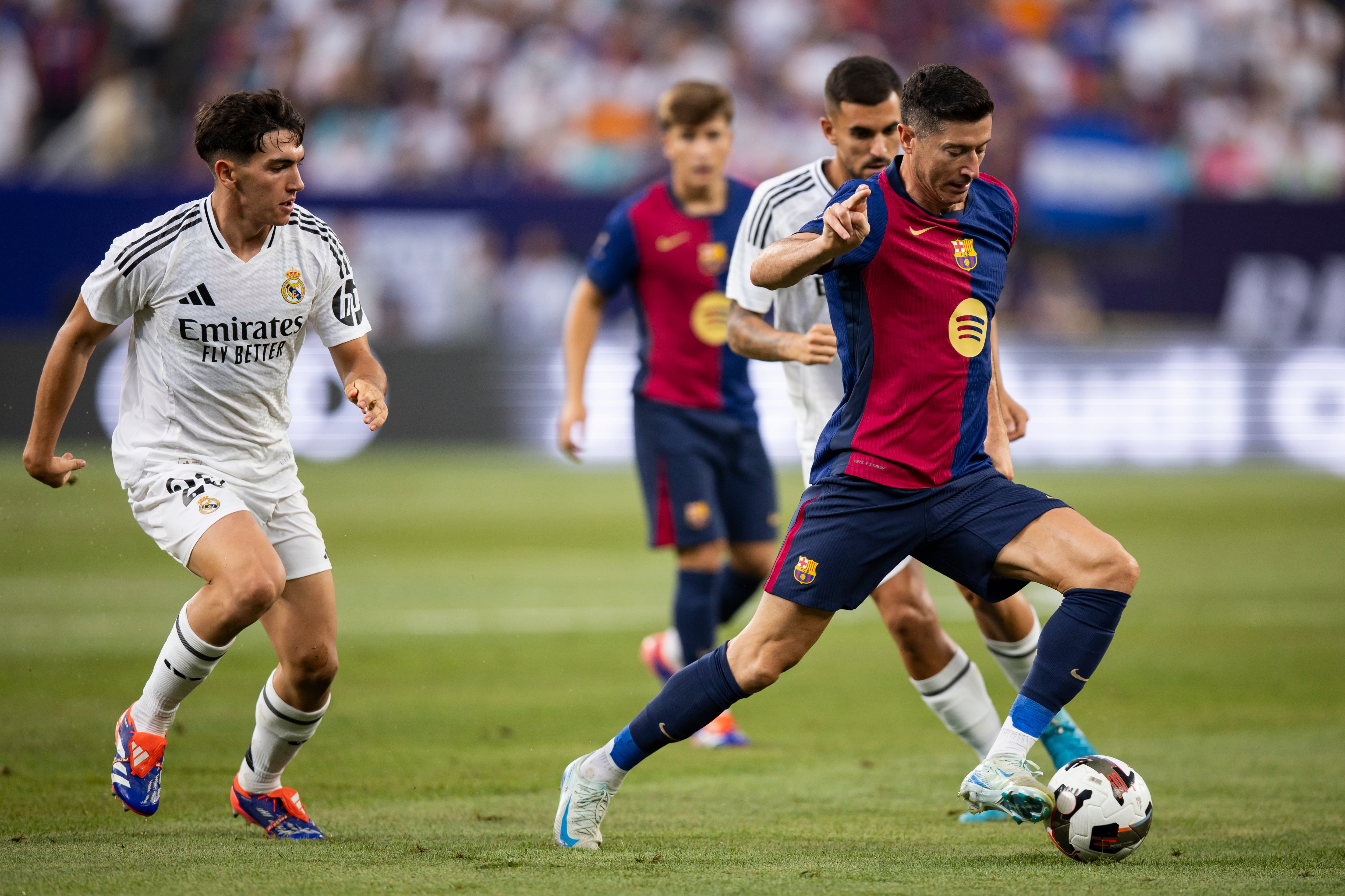 Robert Lewandowski conduce el balón durante el Real Madrid - Barça de pretemporada