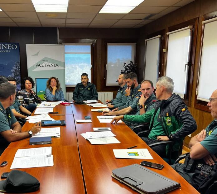 La Comarca de la Jacetania y los puestos de la Guardia Civil del territorio se reúnen para afrontar el problema de las acampadas en la montaña