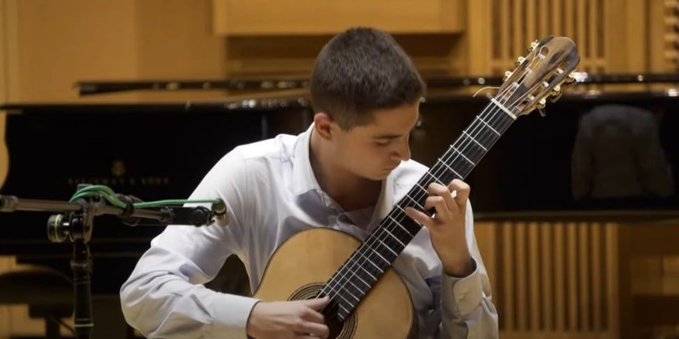 El jove de Castelló de Rugat durant la seua interpretació