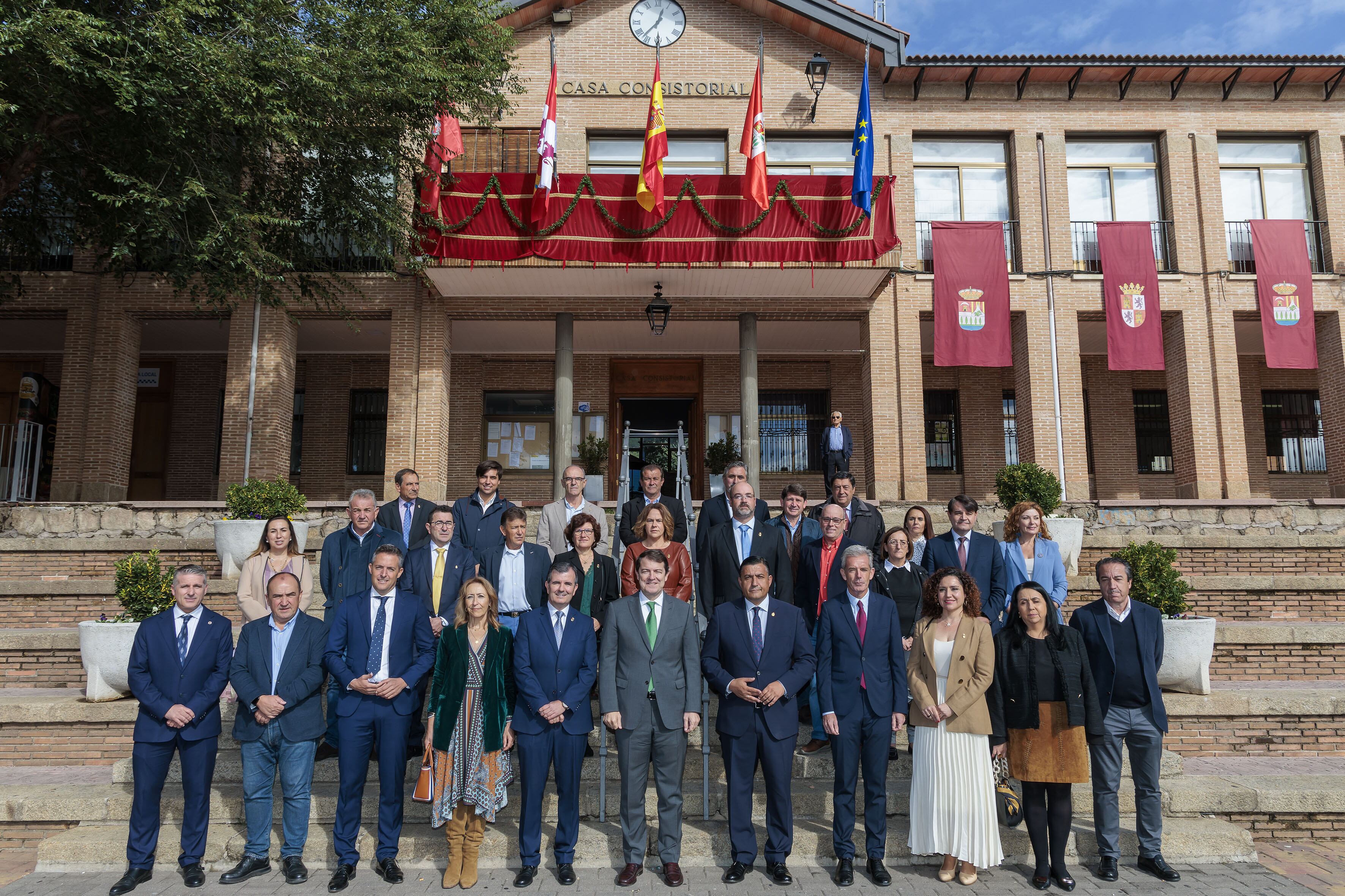 Foto institucional con las autoridades y los concejales del Ayuntamiento