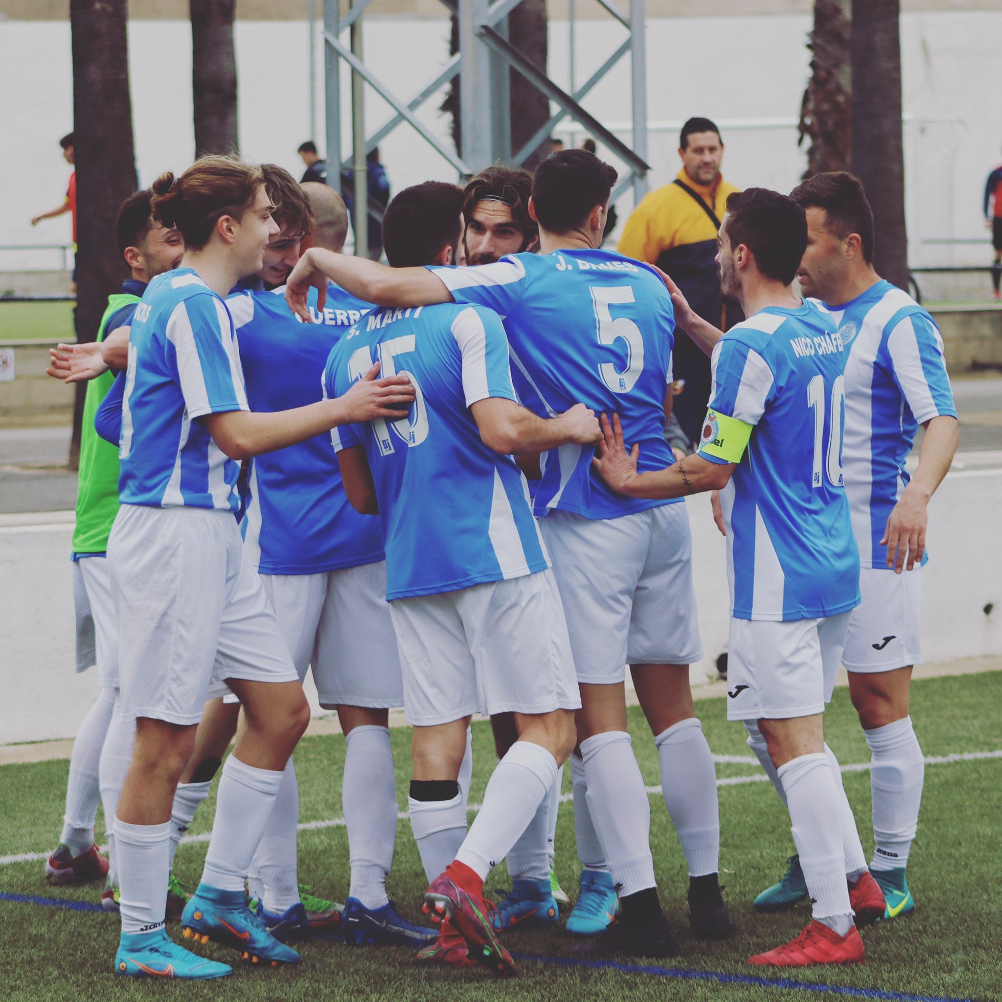 Los jugadores celebran el gol de Pere Marco