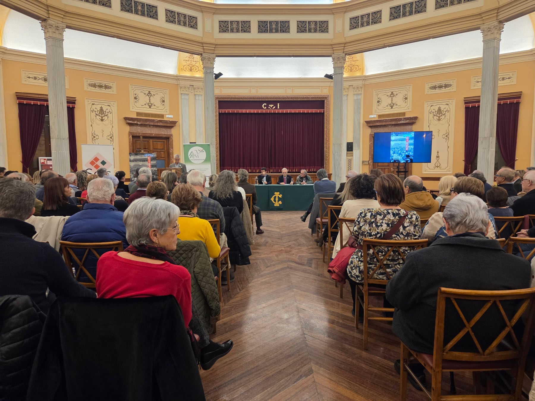 El Salón Rotonda del Círculo Industrial ha reunido a numeroso público en un acto cultural y solidario a la vez