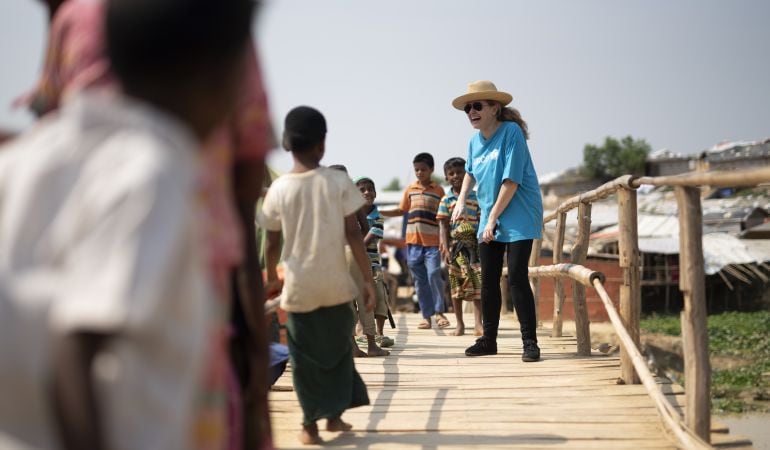 La directora mundial de comunicación de Unicef, Paloma Escudero, junto a varios niños rohingyas