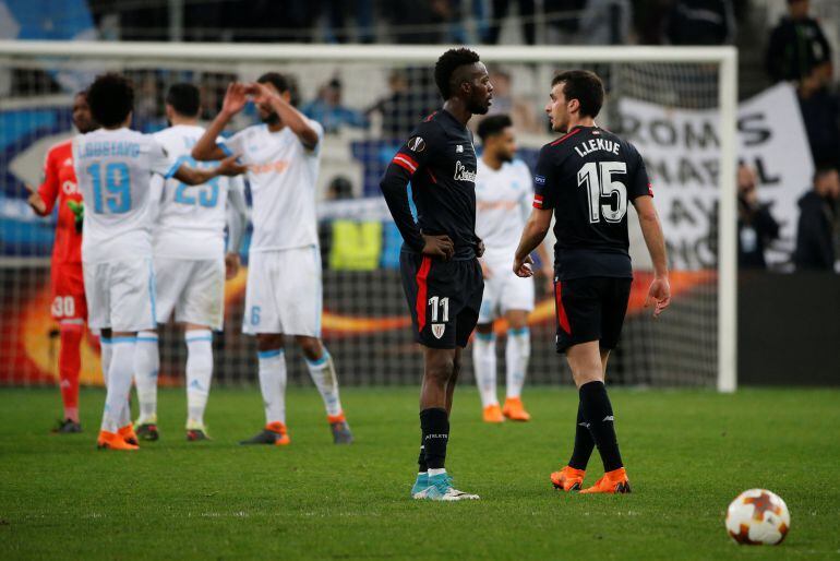 - Europa League Round of 16 First Leg - Olympique de Marseille vs Athletic Bilbao - Orange Velodrome, Marseille, France - March 8, 2018   Athletic Bilbao's Inaki Williams and Inigo Lekue look dejected as Marseille's Luiz Gustavo celebrates after the match