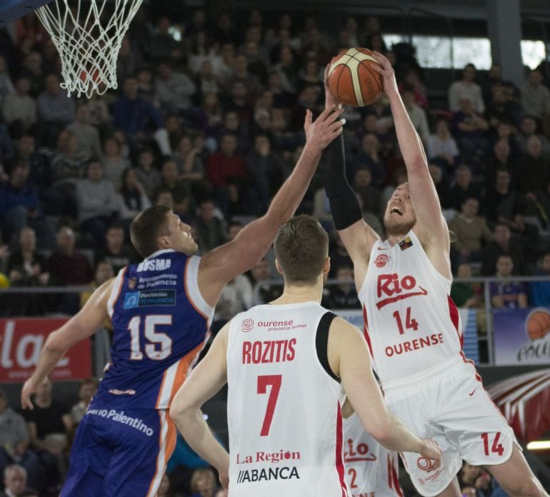 El Club Ourense Baloncesto, cae en la cancha del Barcelona B, por 83 a 69. Con esta derrota, el COB, se aleja de los puestos del Play Off de ascenso. Foto de arcichivo, esta temporada en la cancha del Palencia