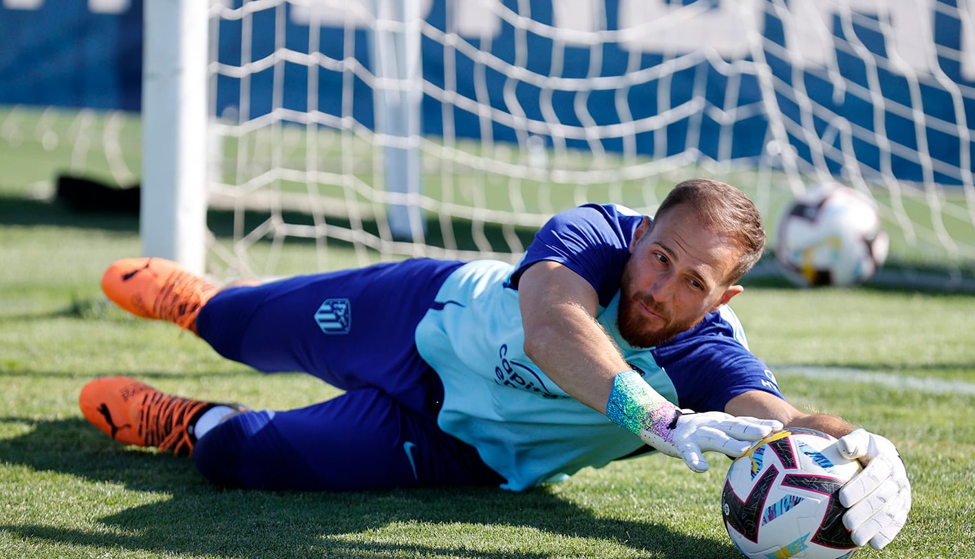 El portero del Atlético de Madrid Jan Oblak, durante el entrenamiento en Los Ángeles de San Rafael