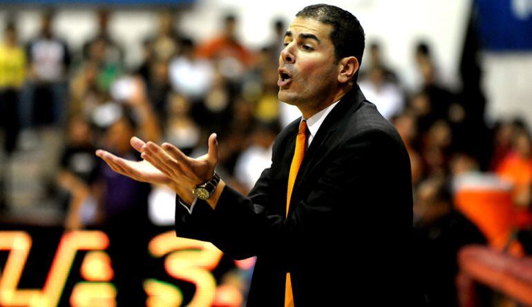 El técnico tinerfeño lleva una década entrenando lejos de la isla