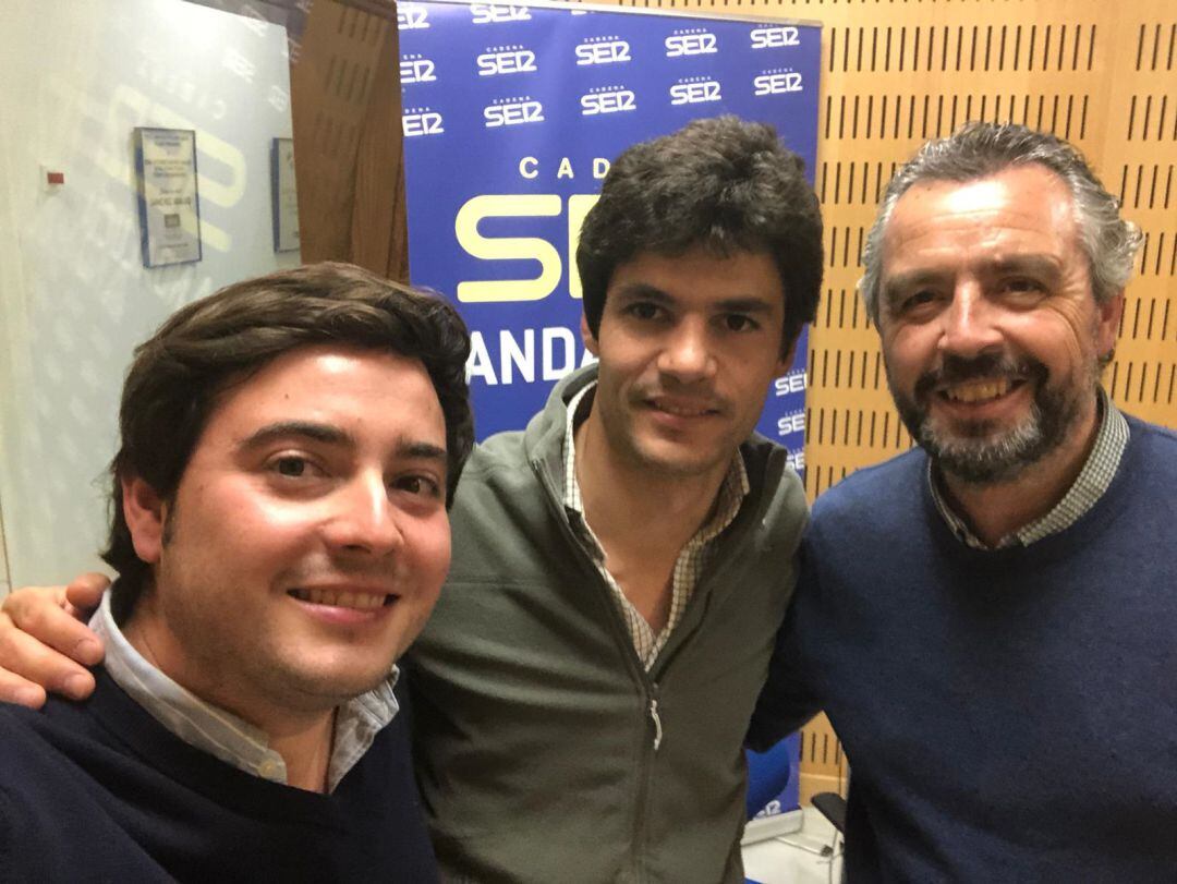 Pablo Aguado, junto a los presentadores del programa El Toreo, José Manuel Peña, a la izquierda de la imagen, y Paco García