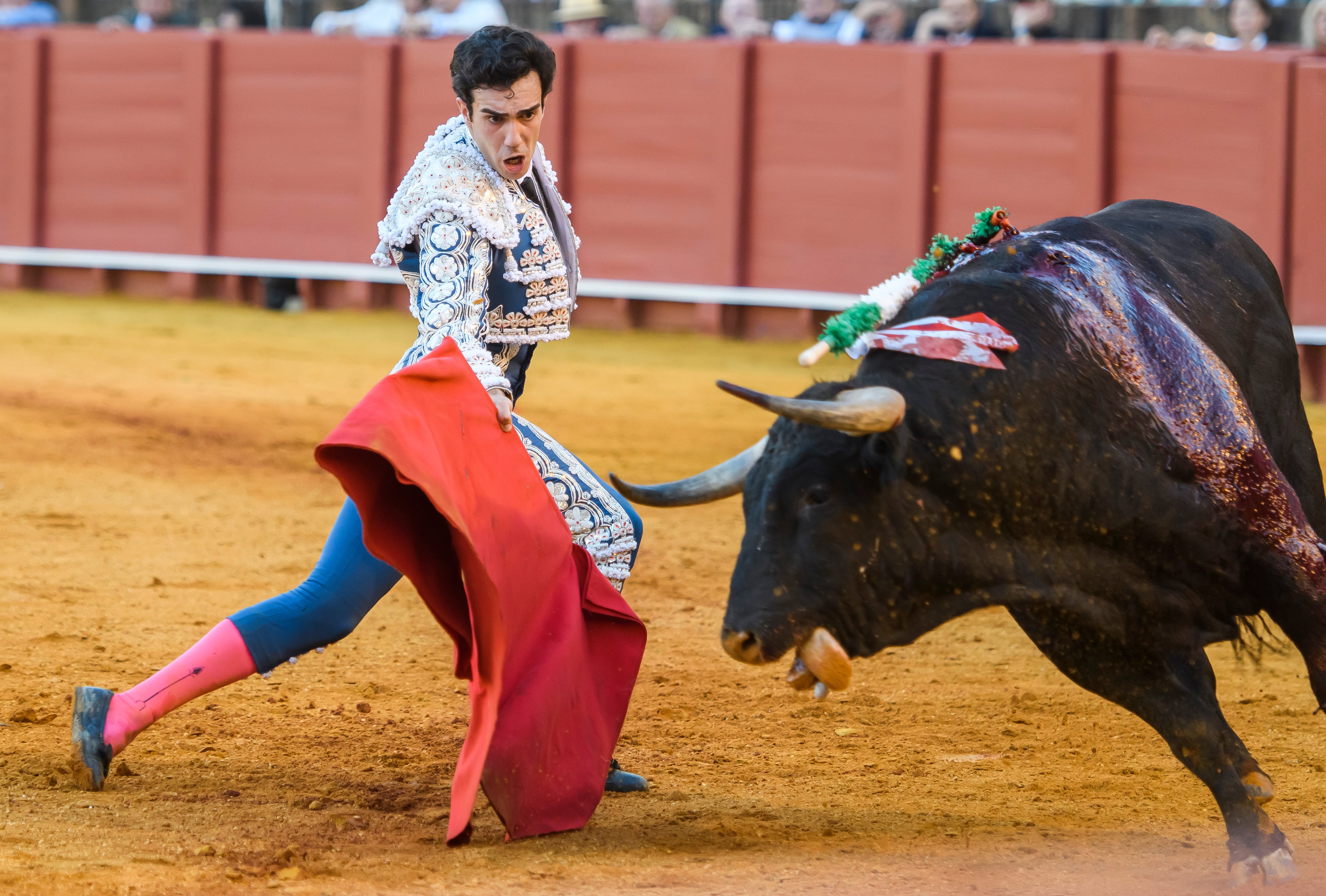 SEVILLA, 25/04/2023.- El diestro Tomás Rufo da un pase a su segundo toro, esta tarde en la Plaza de la Maestranza de Sevilla, durante el ciclo continuado da festejos de la Feria de Abril. EFE/Raúl Caro
