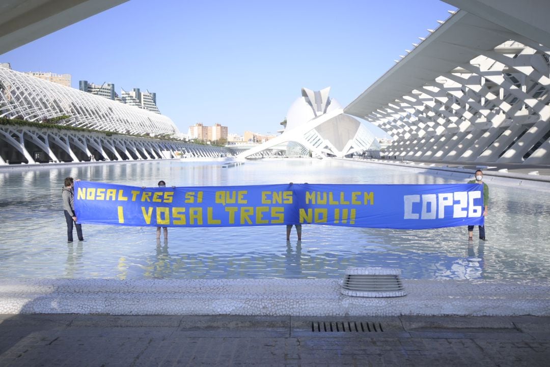 Activistas despliegan pancartas en contra de la falta de acción de la COP26