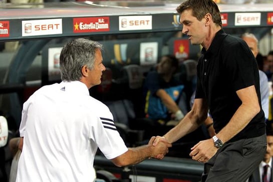 El entrenador portugués del Real Madrid José Mourinho saluda al del F.C. Barcelona Tito Vilanov, antes de comenzar el partido de ida de la Supercopa de España