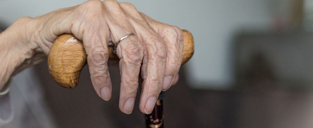 Mano de una anciana con bastón en una imagen de archivo.