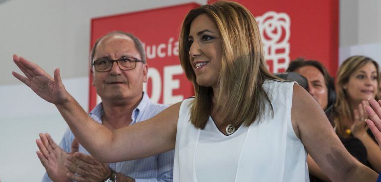 La secretaria general del PSOE-A y presidenta andaluza, Susana Díaz, junto al secretario de organización, Juan Cornejo (i), esta tarde en la reunión del comité director de su partido en Sevilla. 