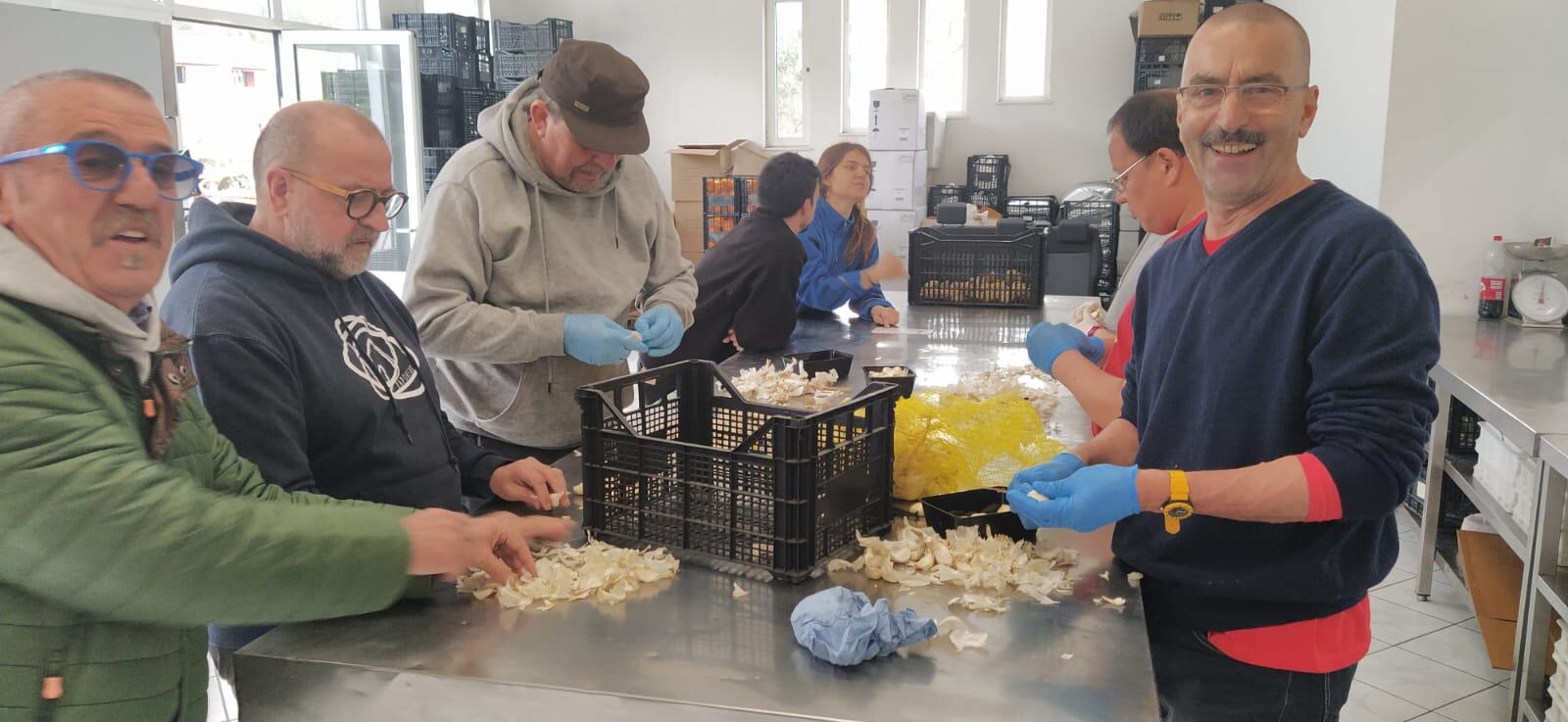 Trabajo en la cocina de Zaporeak en Lesbos