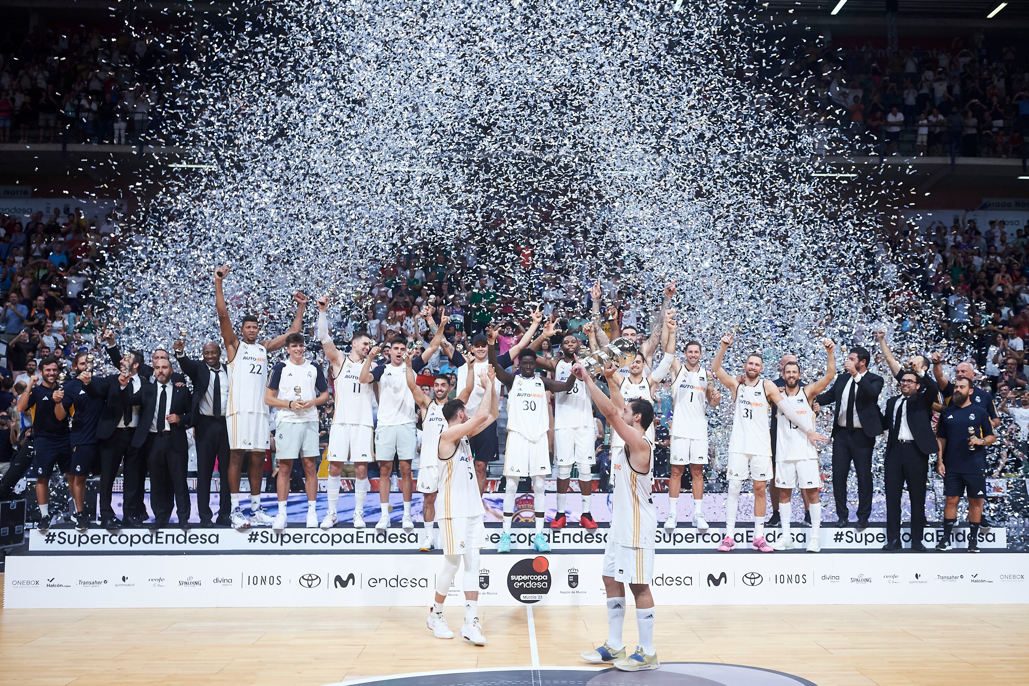 Llull y Rudy levantan el trofeo de la Supercopa de España ante sus compañeros.