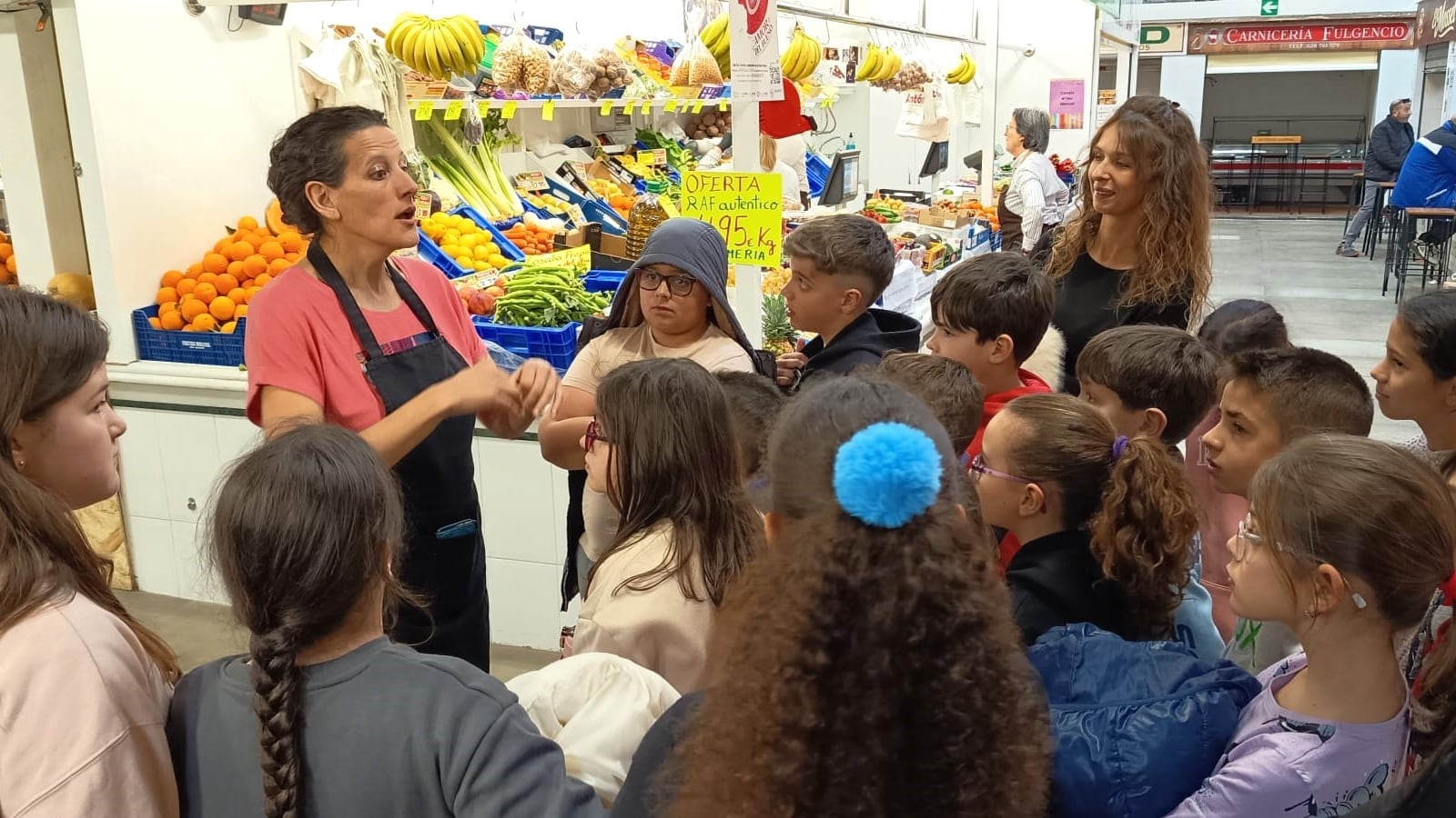 Visita de escolares de Novelda al Mercado de Abastos