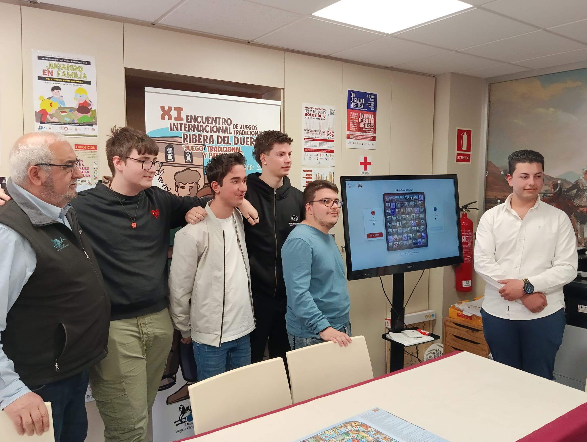 El presidente de La Tanguilla y los estudiantes que han desarrollado el juego