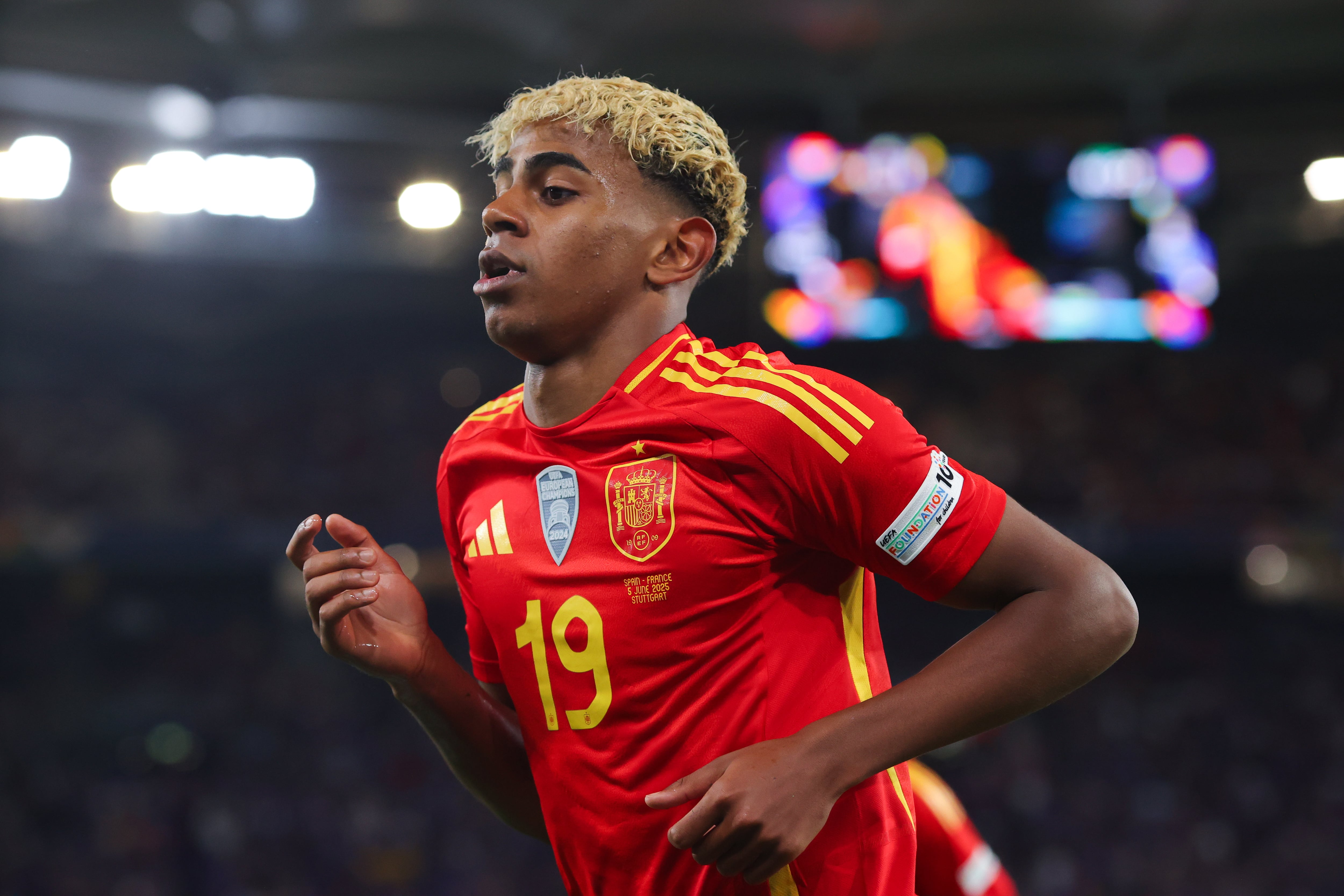 Lamine Yamal juega un partido con la selección española