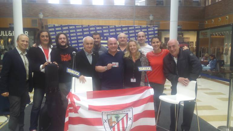 En la imagen, de izquierda a derecha: Óscar Téllez, jefe de Marketing Regional de Cadena SER; los miembros del grupo “Indomables”; Juan Mari del Hoyo, Director General Grupo Viajes Azul Marino; Javier Intxausti; Estitxu Amilibia, Directora del C.C. Artea; Azul Tejerina, directora de Hoy por Hoy Bilbao y el periodista Eduardo Rodrigálvarez. Tras ellos, Iñaki Mardones, Técnico de Radio Bilbao, Mikel Ramos, Jefe de Emisiones e Iván Martín, de la Redacción Deportiva de esta casa.