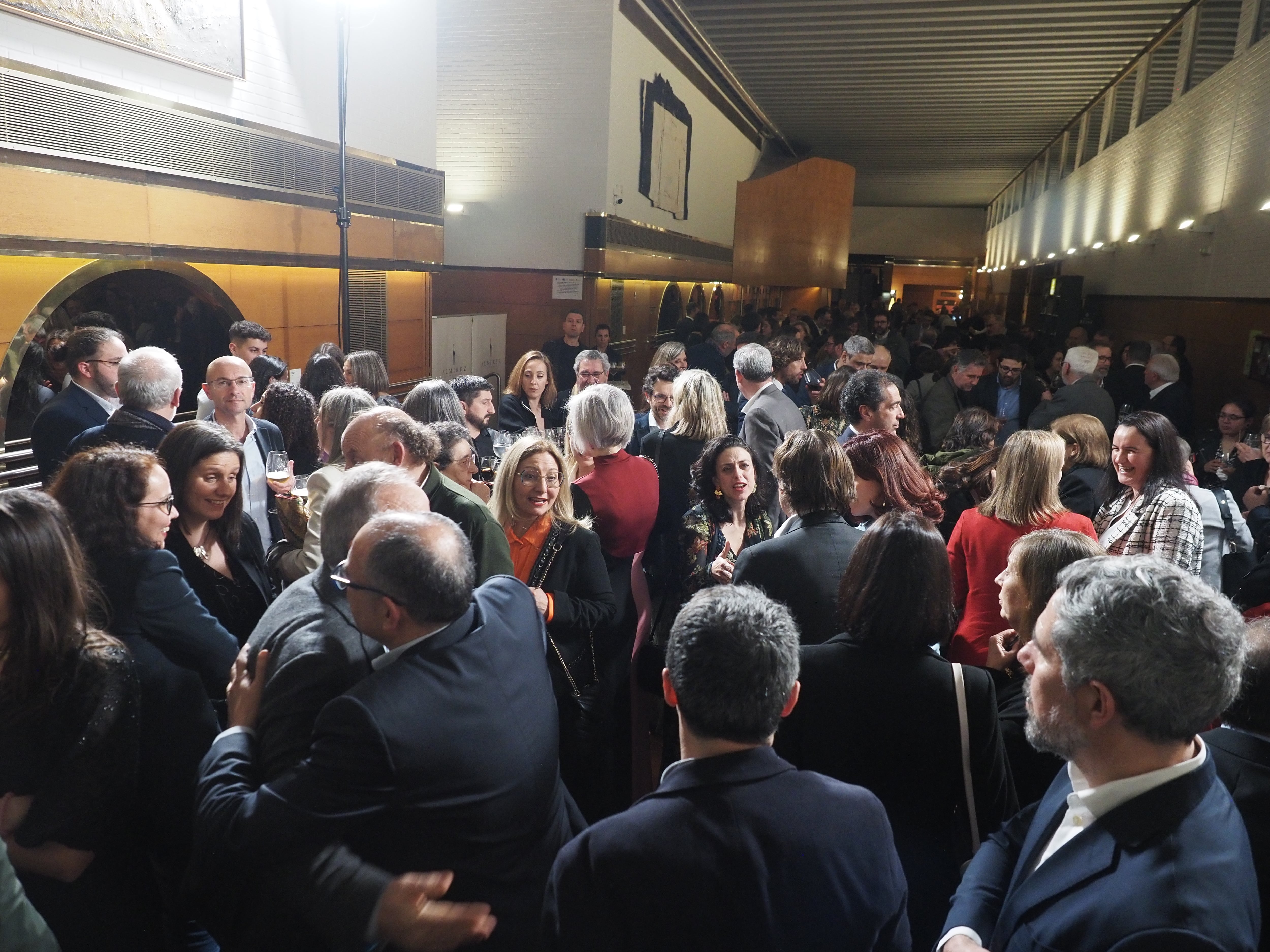 El hall del Auditorio de Galicia sirvió para que los invitados se saludaran una vez finalizada la entrega de los premios