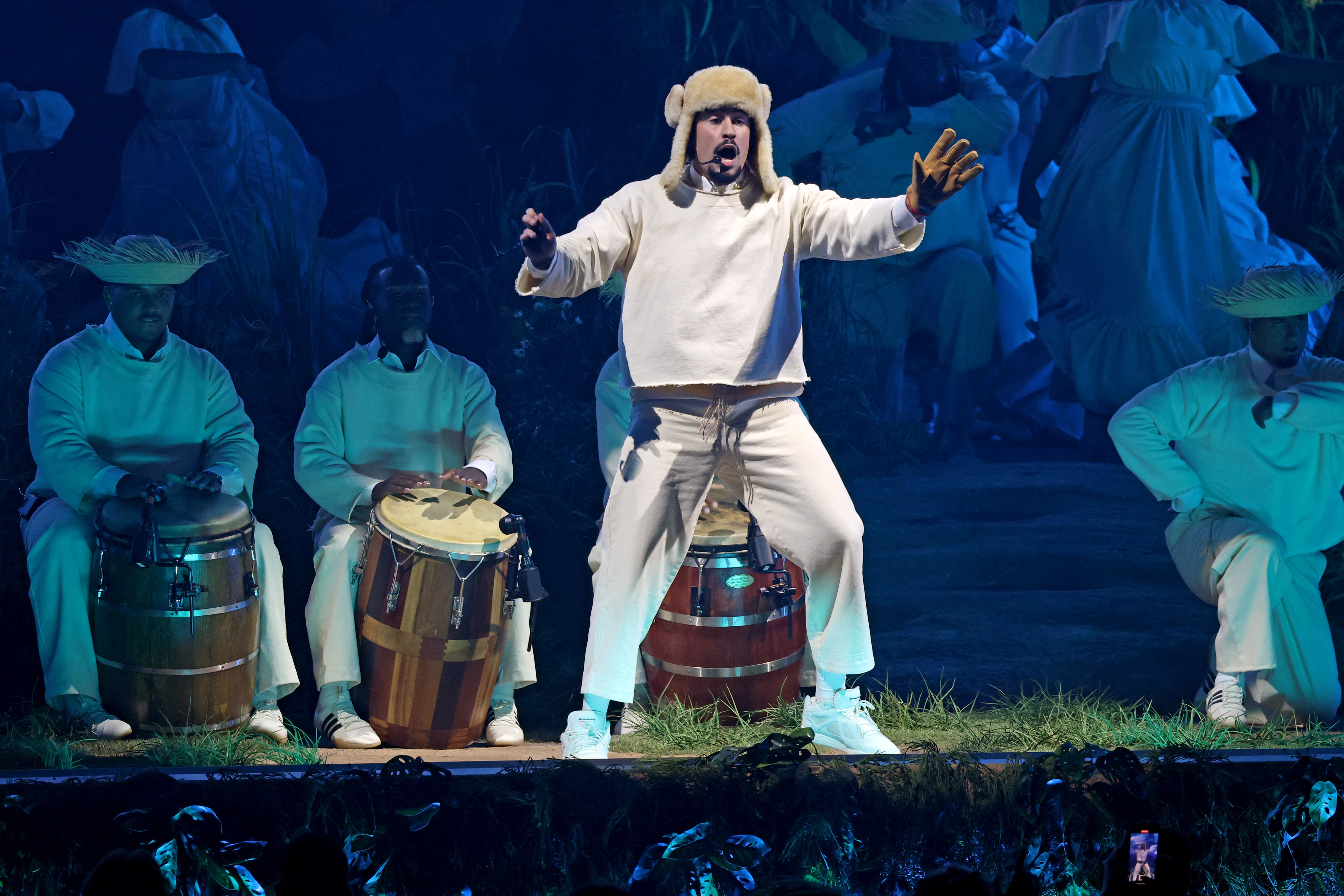 Bad Bunny se presenta en el escenario durante la primera noche de su residencia en Puerto Rico, el 11 de julio de 2025. Kevin Mazur/Getty Images.