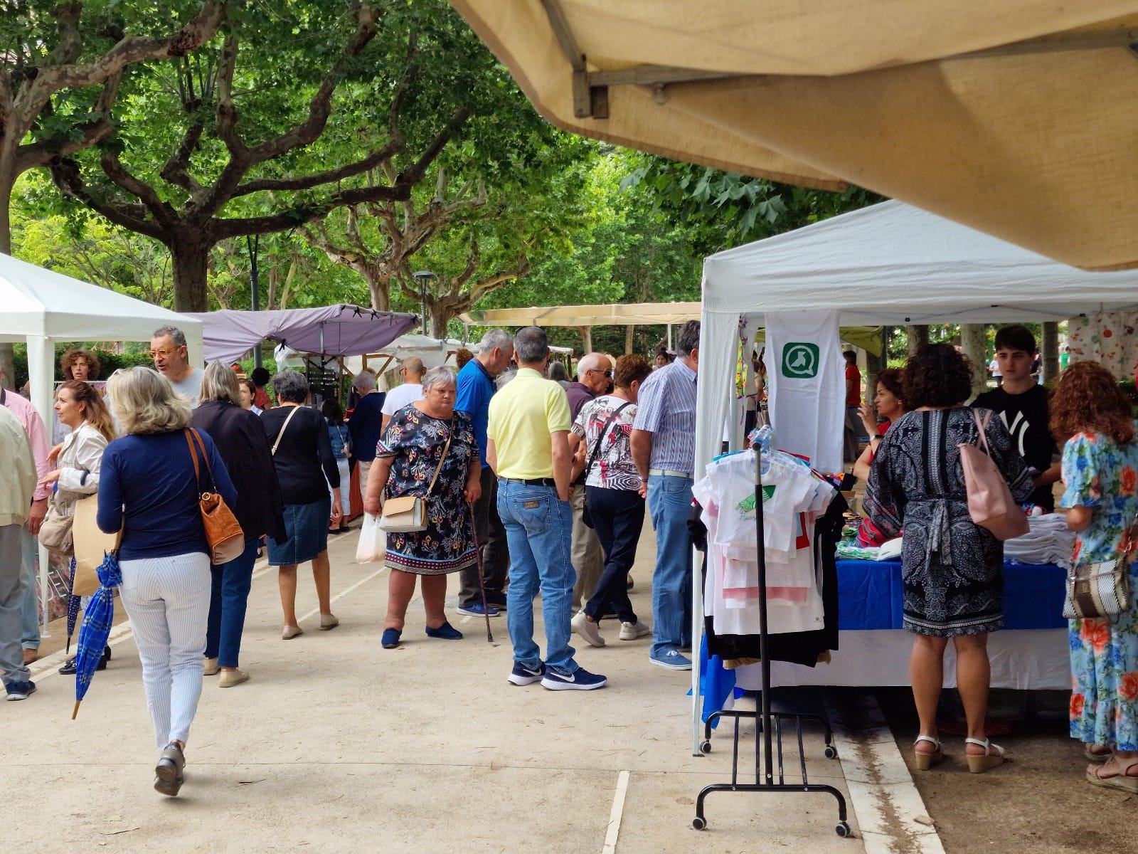 Puestos de la feria de Artesanía en el Parque