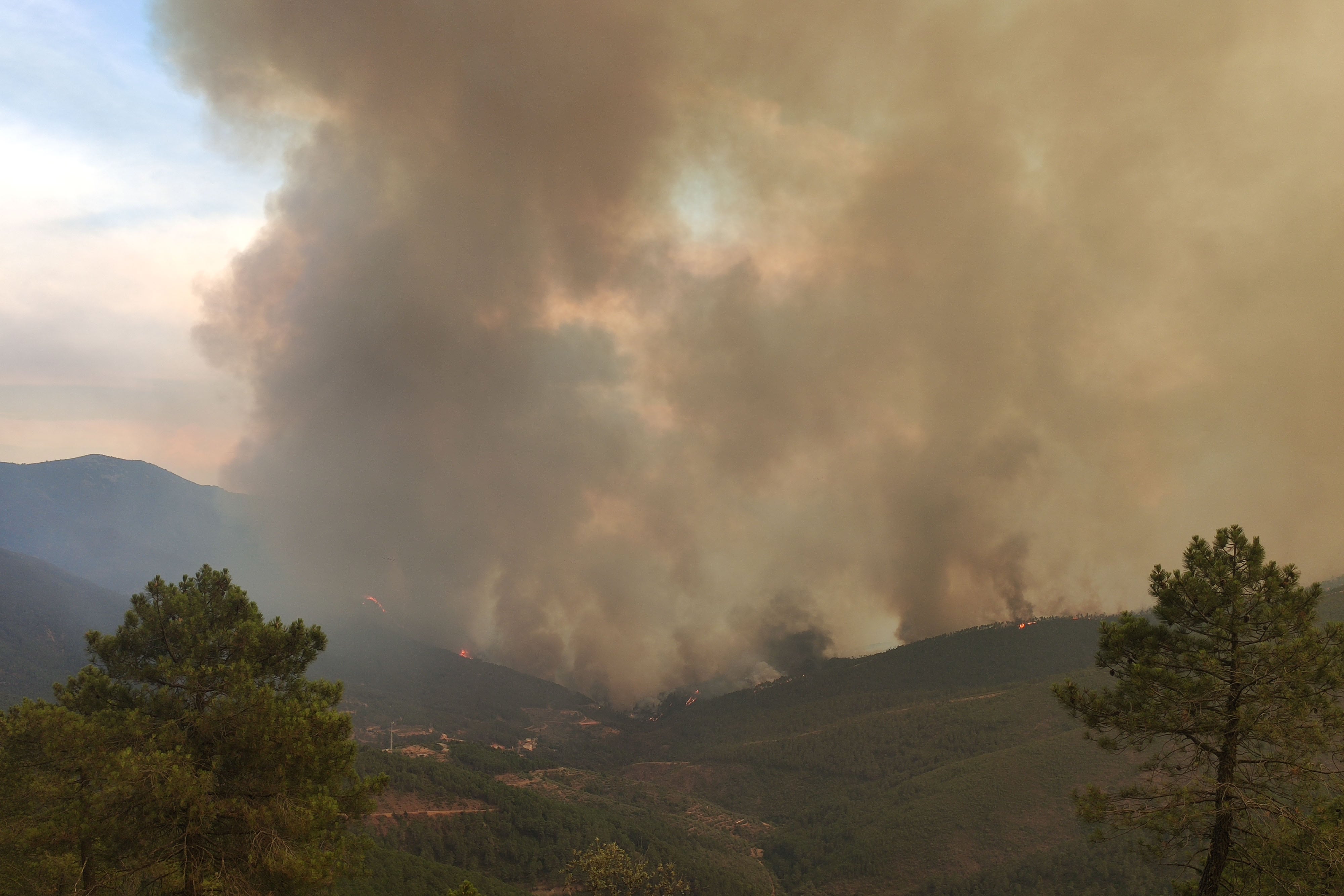 Vista general de un incendio forestal de nivel 2 en la comarca cacereña de Las Hurdes.