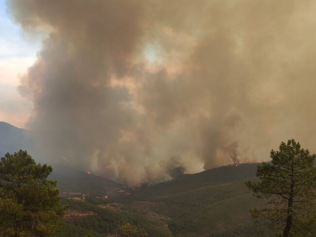 Vista general de un incendio forestal de nivel 2 en la comarca cacereña de Las Hurdes.
