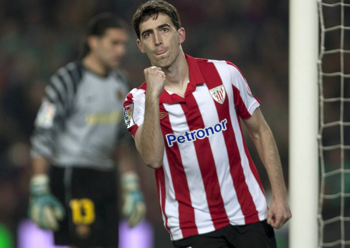 El defensa del Athletic de Bilbao Andoni Iraola celebra su gol anotado de penalti durante el partido correspondiente a la vigésimo cuarta jornada del Campeonato Nacional de Liga de Primera División que enfrenta esta noche al conjunto vasco con el FC Barce