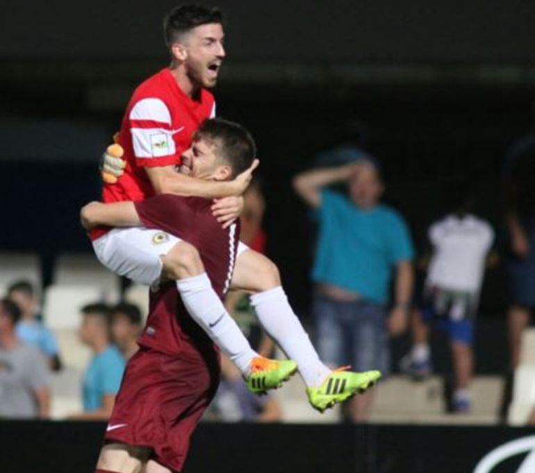 Iván Buigues y José Luis Miñano se abrazan tras clasificarse para la tercera ronda de la Copa del Rey