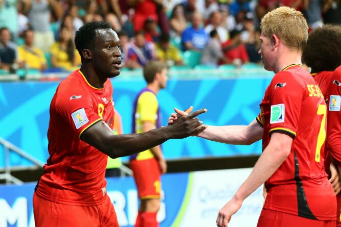 Lukaku y De Bruyne celebran uno de los goles de Bélgica