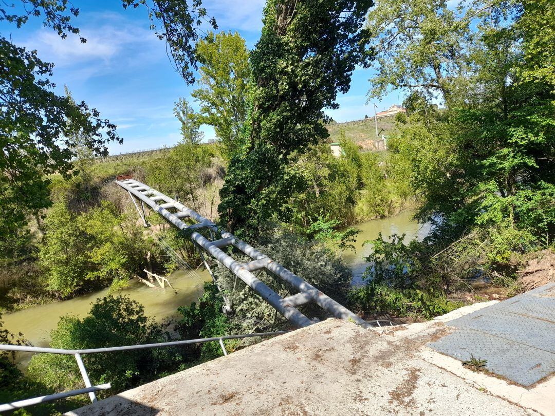 El acueducto ha quedado en diagonal sobre el río