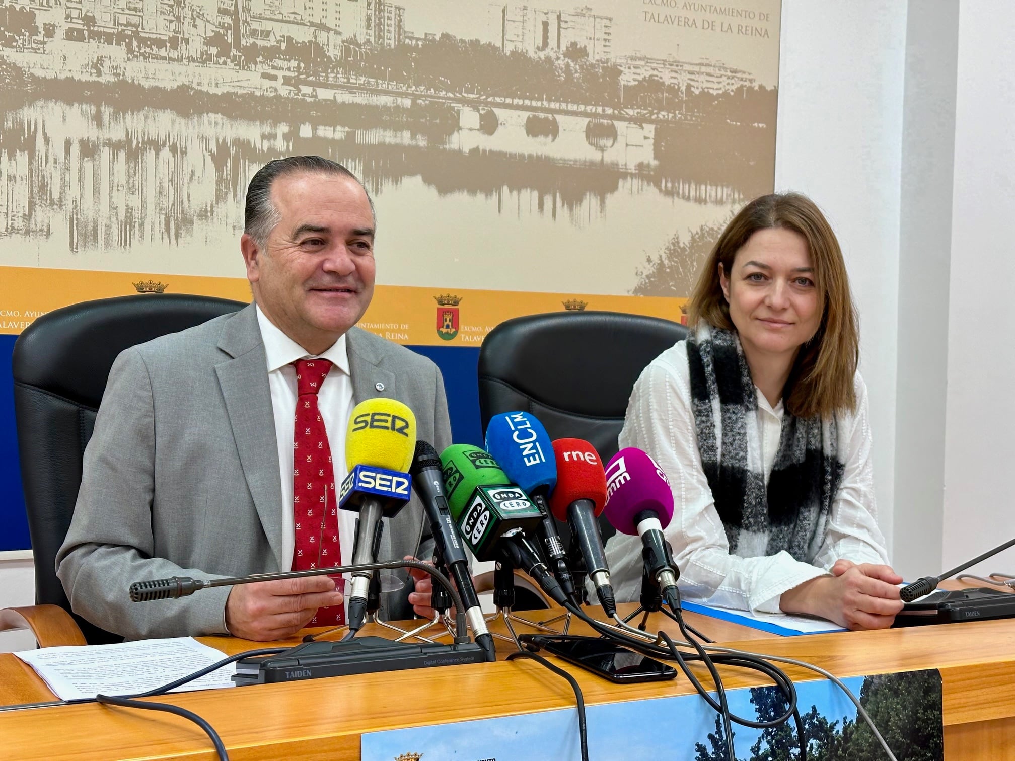 José Julián Gregorio, alcalde de Talavera de la Reina, junto a la concejala de Turismo, Gelen Delgado.