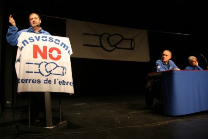 El portaveu Joan Antoni Panisello es dirigeix a l'assemblea.