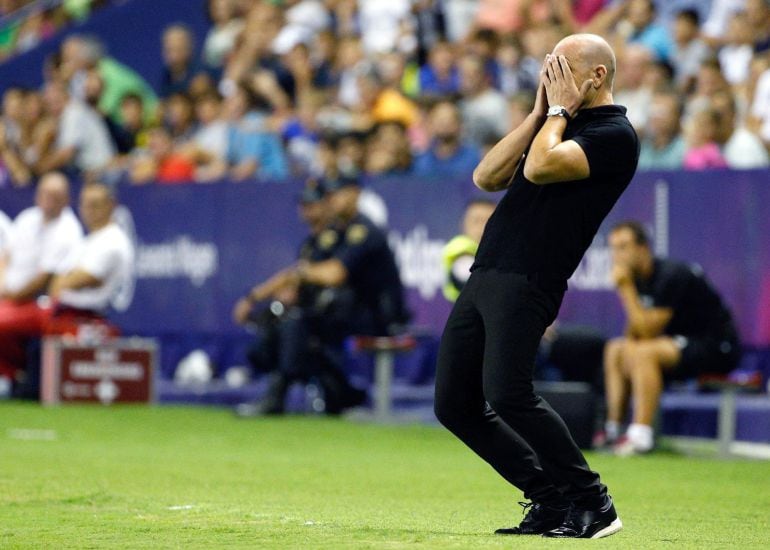 El entrenador del Levante, Paco López, se lamenta durante el encuentro correspondiente a la segunda jornada de LaLiga Santander, disputado ante el Celta de Vigo. EFE Miguel Angel Polo