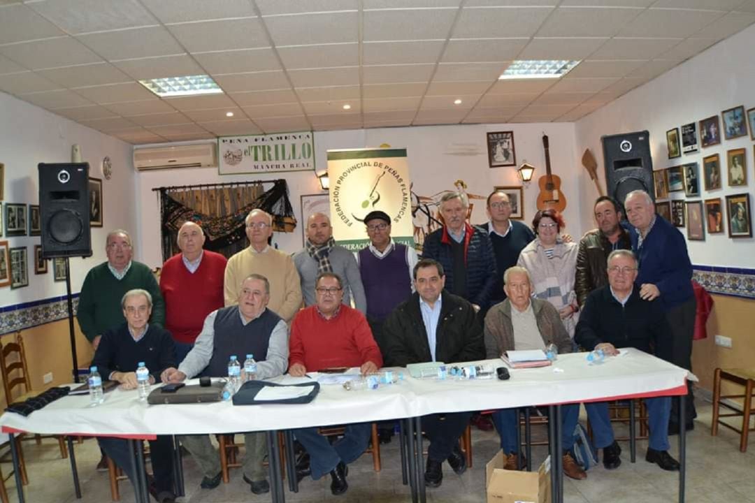 Foto de familia con los integrantes de la Junta Directiva, Francisco Viedma en la primera fila, sentado, de rojo