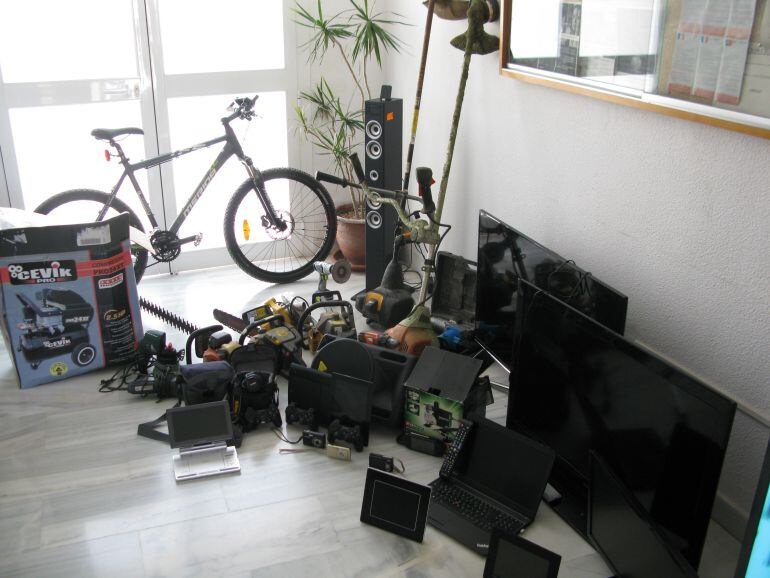 Algunos de los enseres robados por esta organización.