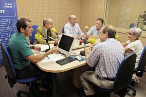 Miguel Rojo, delegado en Alicante de la Asociacion de Enfermos y Transplantados Hepáticos; con los doctores Carlos Santiago, Gonzalo Rodríguez Laiz y Pedro García Tabar y con la enfermera Purificación Gómez