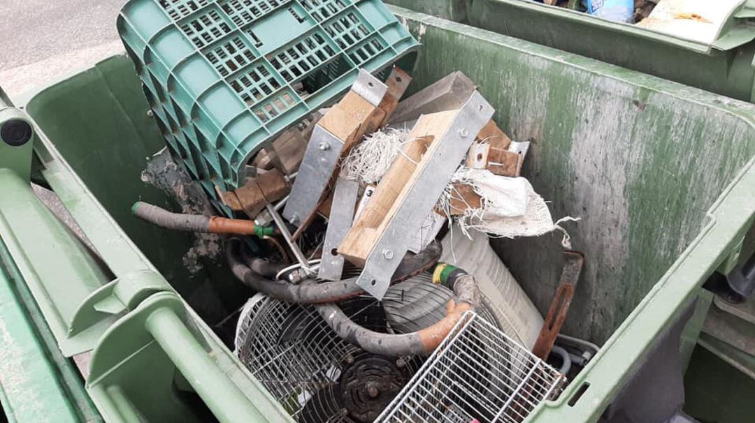 Residuos arrojados a un contenedor en Trescasas