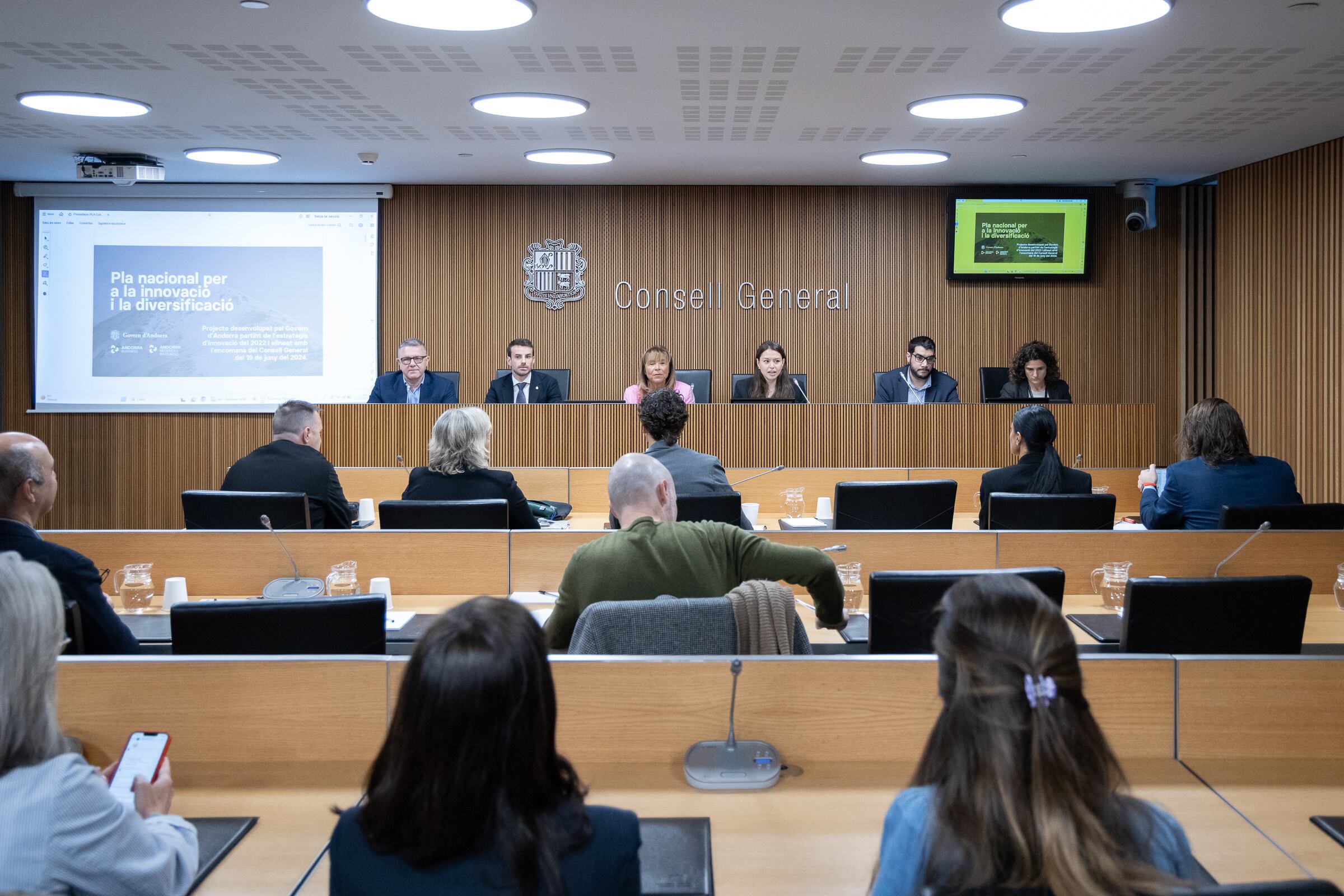 La ministra d'Economia i Empresa, Conxita Marsol, i l'expert i professor d'ESADE, Xavier Ferràs, durant la presentació del Pla d'Innovació en comissió legislativa