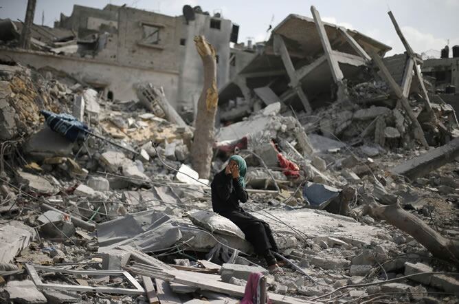 Una mujer palestina sobre los escombros de varias casas en el norte de Gaza.