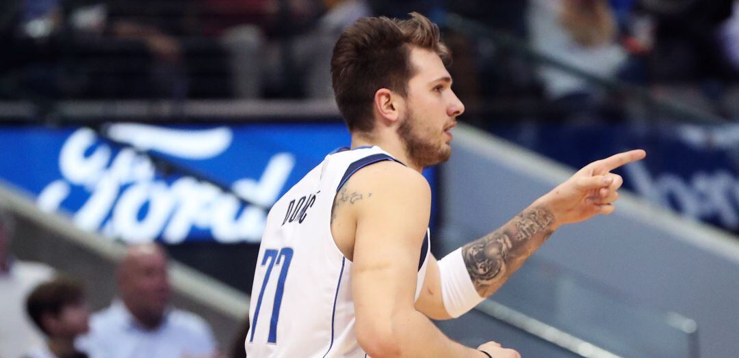 Luka Doncic celebra una jugada ante los Warriors