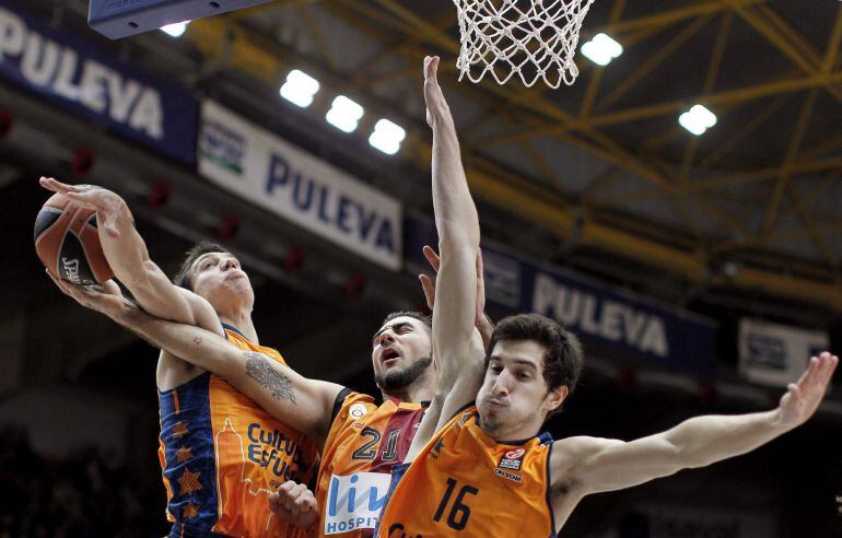 GRA506. VALENCIA, 28/11/2014.- El escolta italiano del Galatasaray, Pietro Aradori, trata de anotar ante la defensa del alero serbio del Valencia Basket, Vladimir Lucic (i), y el base Guillem Vives, durante el séptimo partido de la fase de grupos de la Euroliga disputado esta noche en el pabellón de la Fuente de San Luis de Valencia. EFE/Manuel Bruque