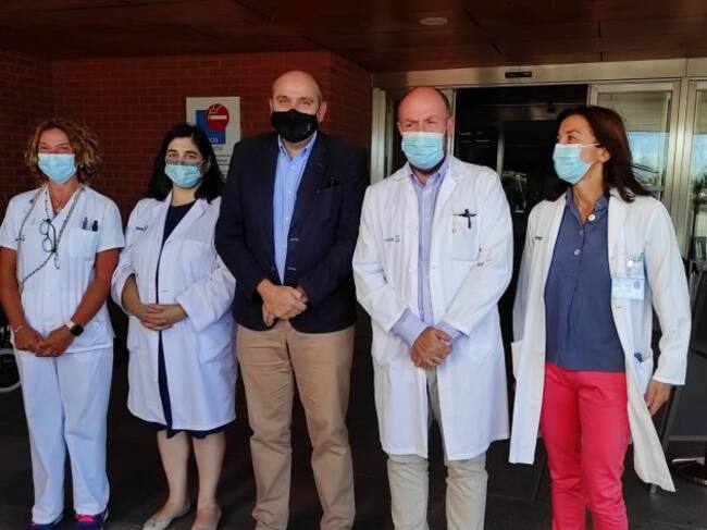 Francisco José García, delegado de Sanidad y Alberto Jara, gerente de atención integrada de Ciudad Real junto a otros miembros del equipo directivo